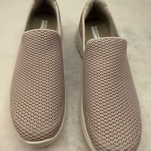 Sketchers slip on size 7 beige color very good condition